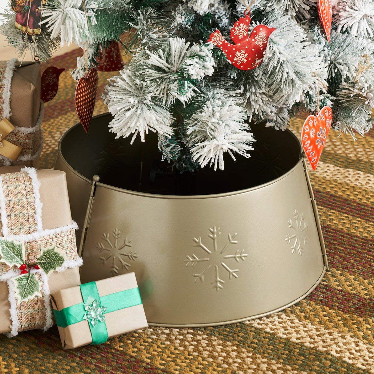 Stamped Snowflake Metal Tree Collar 8x20x20