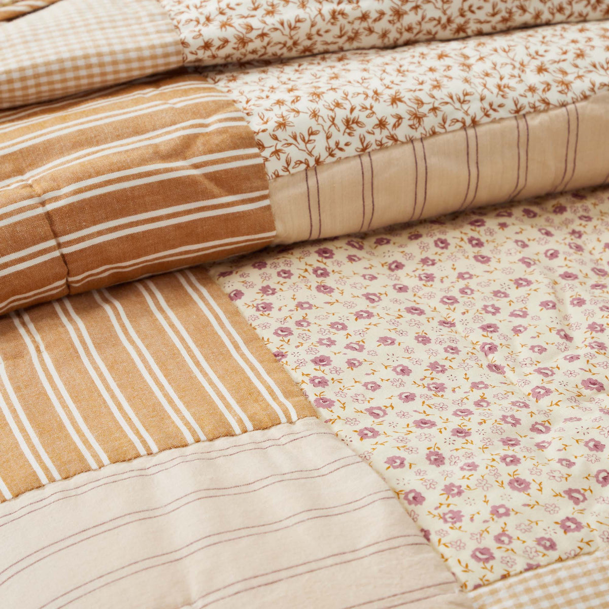 Camilia 5PC Gold Bedding Set Queen (1 Quilt, 2 Shams, 2 Pillowcases)