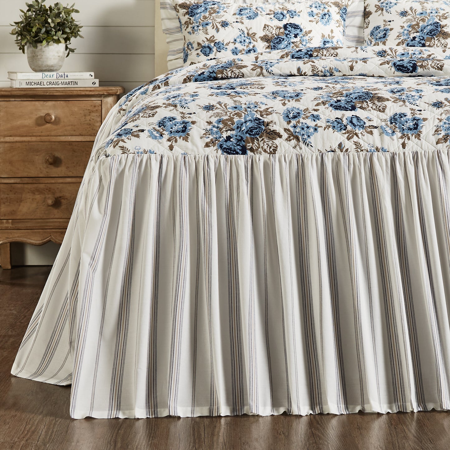 69995-Annie-Blue-Floral-Ruffled-Queen-Coverlet-80x60-27-image-2