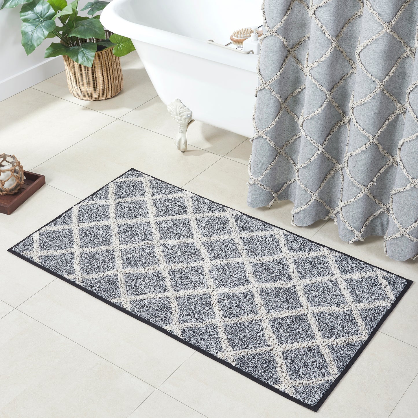 80520-Frayed-Lattice-Creme-Black-Bathmat-27x48-image-3