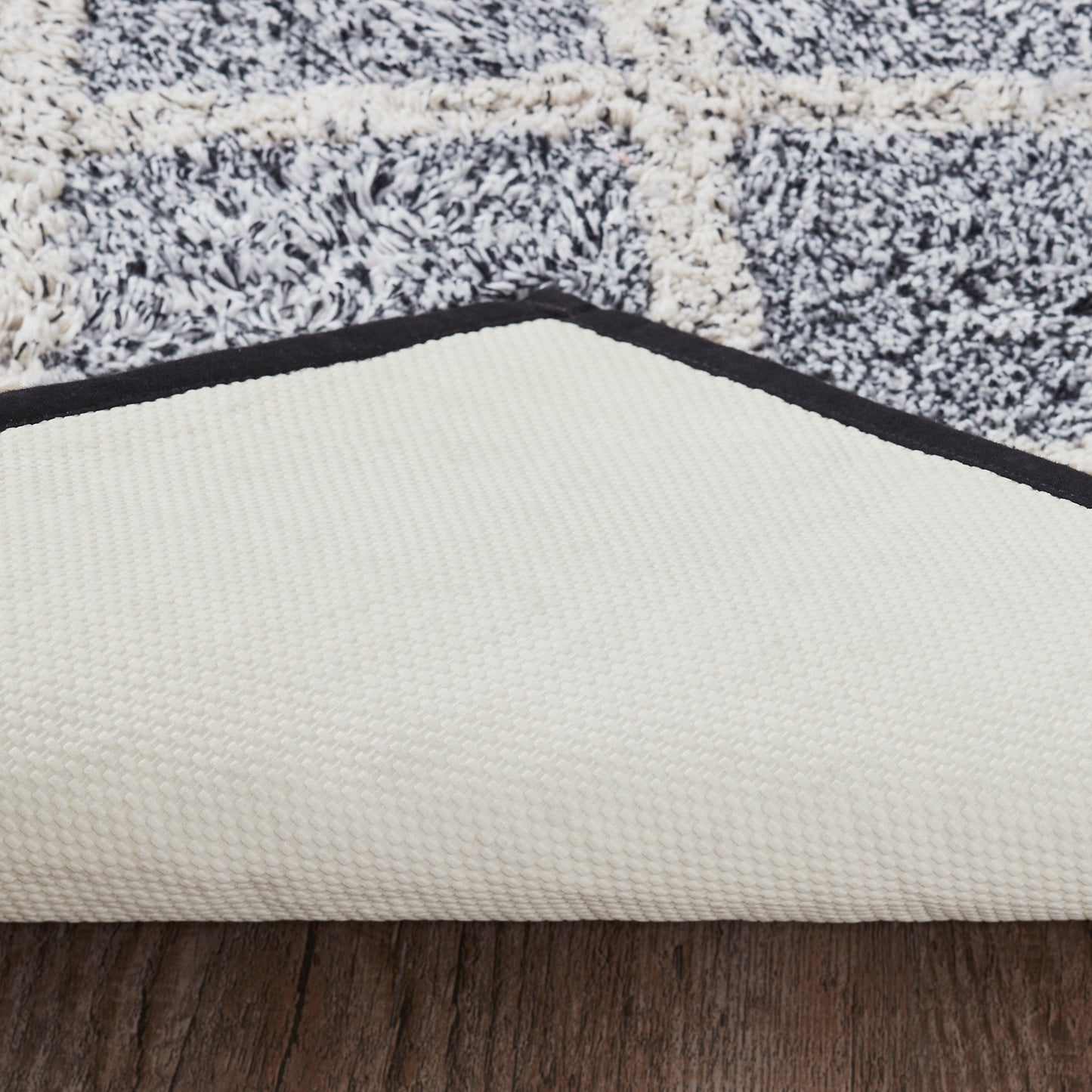 80519-Frayed-Lattice-Creme-Black-Bathmat-20x30-image-7